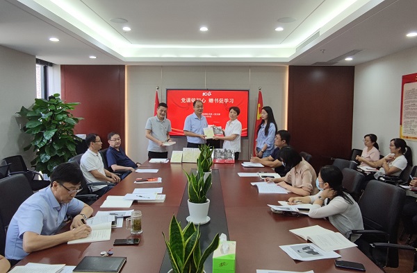 党课铭初心，，，，赠书促学习——徽盐地产集团机关第二党支部推动党史学习教育再升温