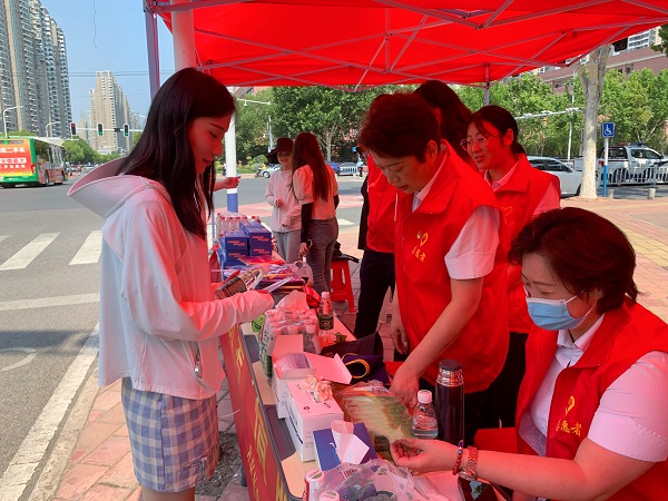 助力学子圆梦，，，，，，，践行国企继续  安徽必发7790地产集团组织爱心助考公益活动